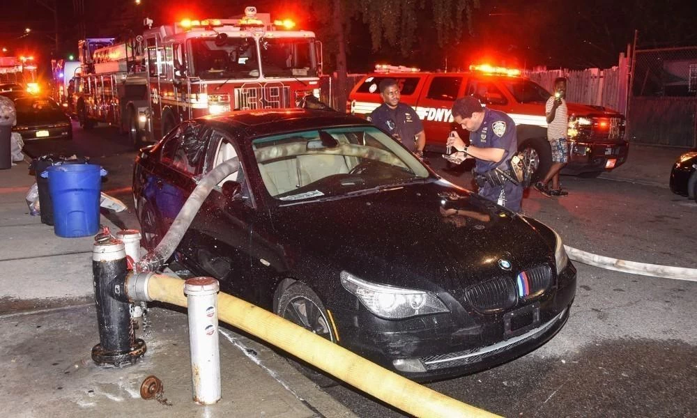 Πυροσβέστες έσπασαν τα τζάμια της πολυτελούς BMW